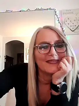 Snapshot of kikkastar chatting on 12.16.24 kikkastar online show from 12.16.24