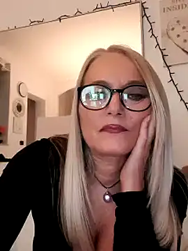 Snapshot of kikkastar chatting on 12.16.24 kikkastar online show from 12.16.24