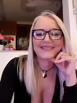 Snapshot of kikkastar chatting on 12.19.24 kikkastar online show from 12.19.24