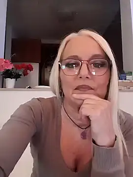 Snapshot of kikkastar chatting on 12.30.24 kikkastar online show from 12.30.24