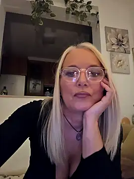 Snapshot of kikkastar chatting on 02.11.25 kikkastar online show from 02.11.25