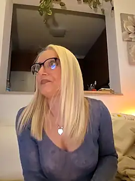 Snapshot of kikkastar chatting on 02.25.25 kikkastar online show from 02.25.25