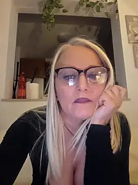 Snapshot of kikkastar chatting on 03.21.25 kikkastar online show from 03.21.25