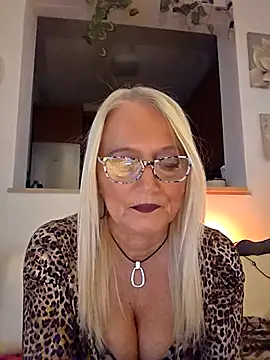 Snapshot of kikkastar chatting on 10.05.25 kikkastar online show from 10.05.25