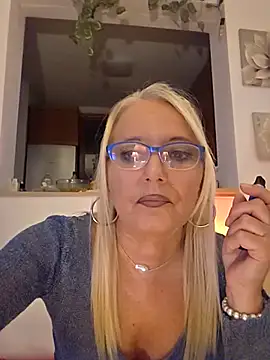 Snapshot of kikkastar chatting on 10.08.25 kikkastar online show from 10.08.25