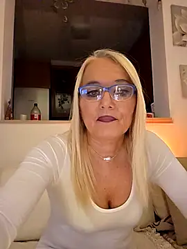 Snapshot of kikkastar chatting on 10.28.25 kikkastar online show from 10.28.25