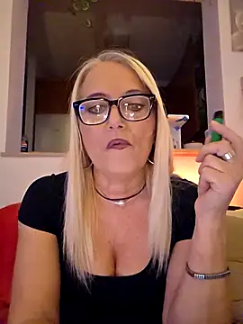 Snapshot of kikkastar chatting on 11.04.25 kikkastar online show from 11.04.25