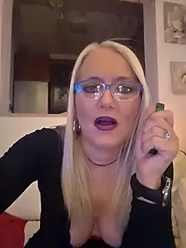 Snapshot of kikkastar chatting on 11.25.25 kikkastar online show from 11.25.25