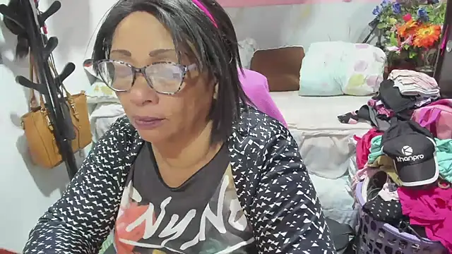 Snapshot of Mrs_mommy_ chatting on 06.08.26 Mrs mommy online show from 06.08.26