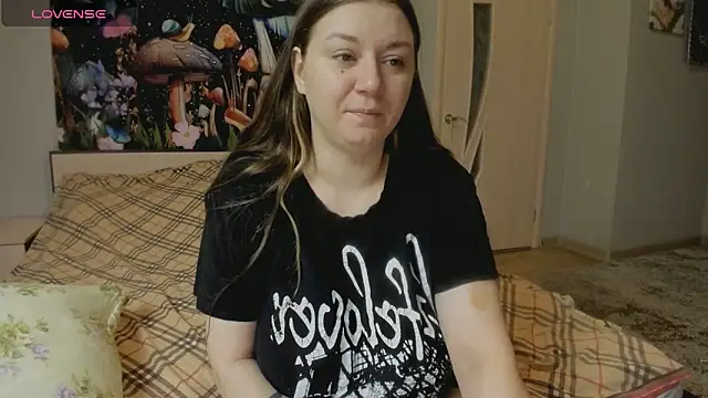 Snapshot of AlisaBacker chatting on 10.30.25 AlisaBacker online show from 10.30.25