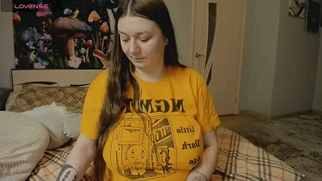 Snapshot of AlisaBacker chatting on 11.13.25 AlisaBacker online show from 11.13.25