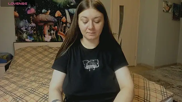 Snapshot of AlisaBacker chatting on 11.21.25 AlisaBacker online show from 11.21.25