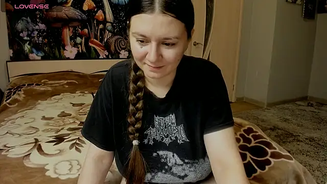 Snapshot of AlisaBacker chatting on 11.25.25 AlisaBacker online show from 11.25.25