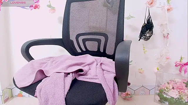 Snapshot of Embez-Damdang chatting on 12.06.24 Embez-Damdang online show from 12.06.24