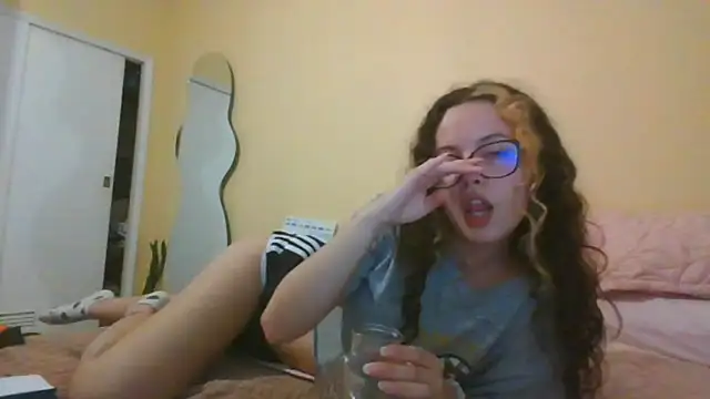 Snapshot of frikigyal chatting on 01.19.25 frikigyal online show from 01.19.25