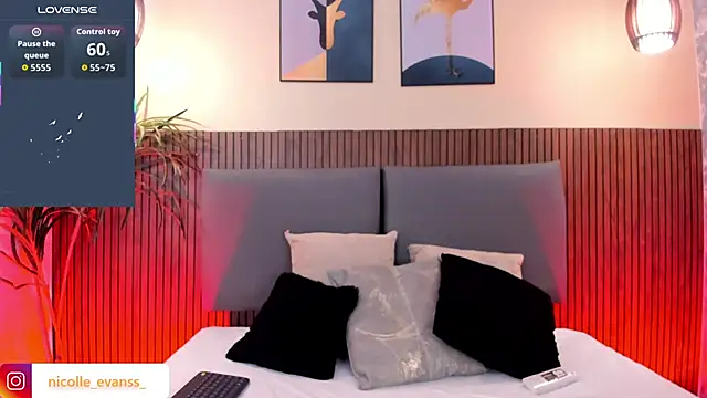 NicolleeEvanss online show from 12.19.25