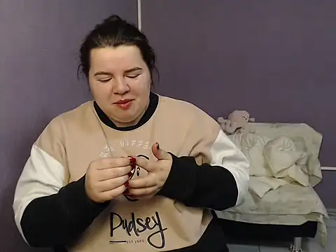 Snapshot of so_shy chatting on 10.18.25 so shy online show from 10.18.25