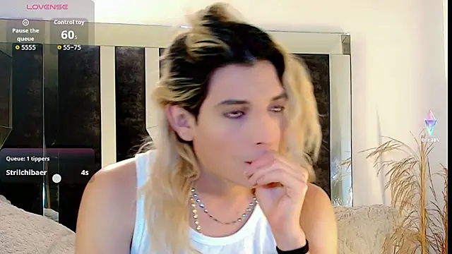 Snapshot of honey_skin chatting on 11.25.25 honey skin online show from 11.25.25