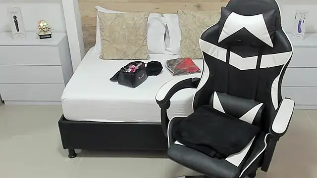 candy summer28 online show from 10.13.25