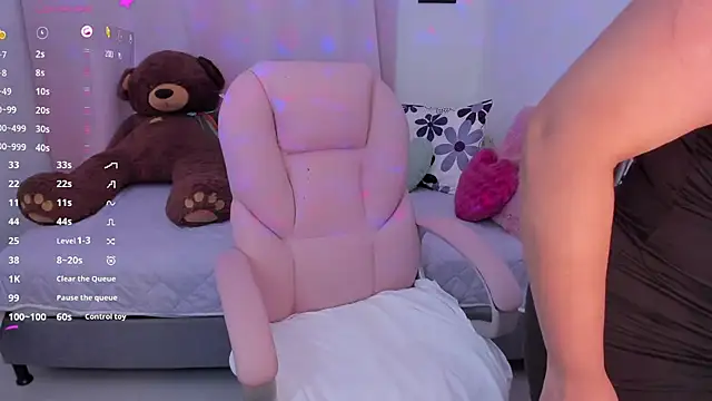 Snapshot of _Arianna08_ chatting on 10.04.25 Arianna08 online show from 10.04.25