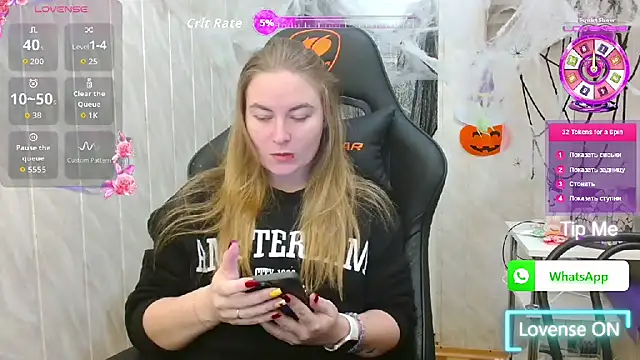 Snapshot of ElenaMaeer chatting on 10.21.25 ElenaMaeer online show from 10.21.25