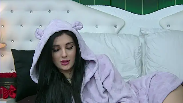 Snapshot of SophiaVilner chatting on 12.30.24 SophiaVilner online show from 12.30.24