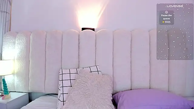 Snapshot of Mia_rom11 chatting on 02.21.25 Mia rom11 online show from 02.21.25