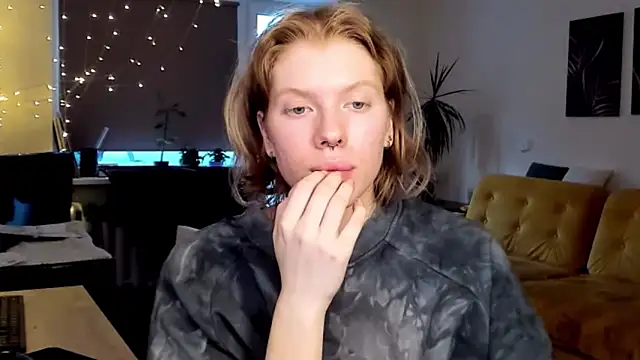 Snapshot of StellaDavis chatting on 02.13.25 StellaDavis online show from 02.13.25