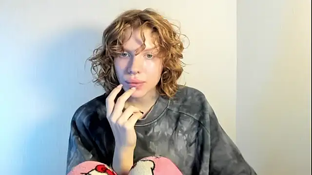 Snapshot of StellaDavis chatting on 10.21.25 StellaDavis online show from 10.21.25