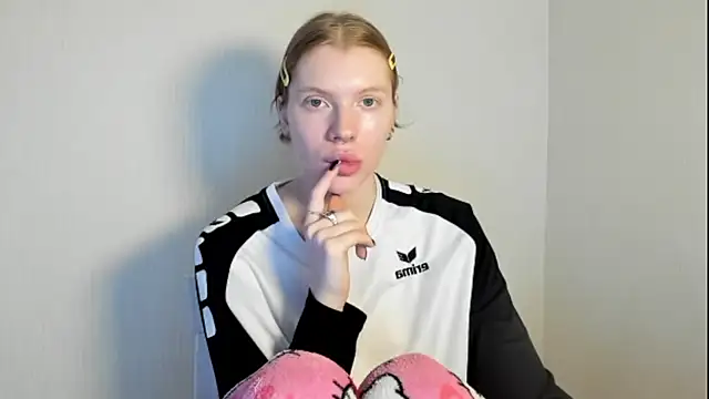 Snapshot of StellaDavis chatting on 11.06.25 StellaDavis online show from 11.06.25