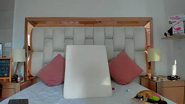 emilyparkerr01 online show from 10.27.25