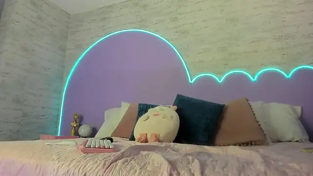 Snapshot of Giaa_Ross chatting on 11.20.25 Giaa Ross online show from 11.20.25