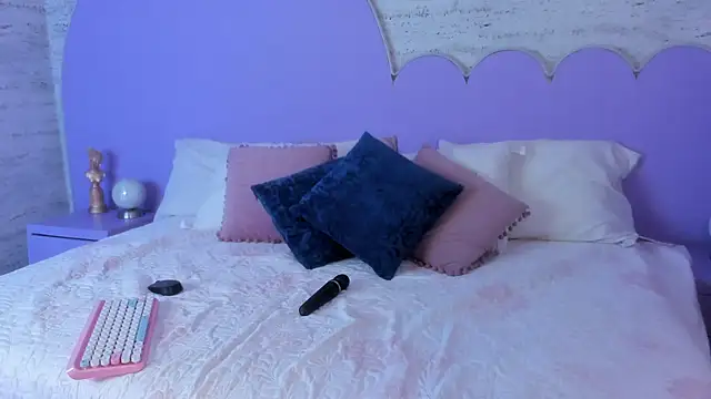 Snapshot of Giaa_Ross chatting on 11.22.25 Giaa Ross online show from 11.22.25