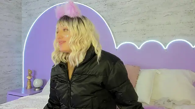 Snapshot of Giaa_Ross chatting on 11.23.25 Giaa Ross online show from 11.23.25