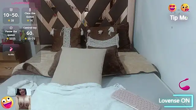 Snapshot of lindaesmeralda chatting on 01.19.26 lindaesmeralda online show from 01.19.26