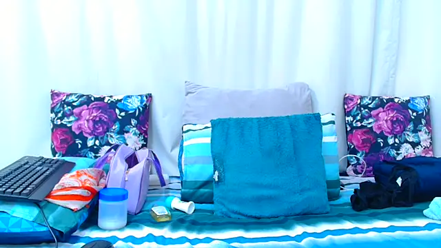 Snapshot of HotSmallTits chatting on 11.24.25 HotSmallTits online show from 11.24.25