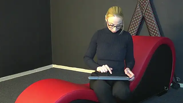 CelineConner online show from 03.10.25