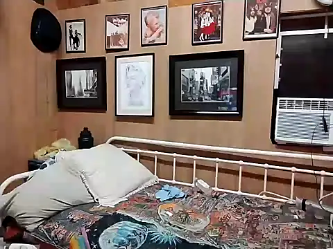 Snapshot of AlphaAlluring69 chatting on 01.05.25 AlphaAlluring69 online show from 01.05.25