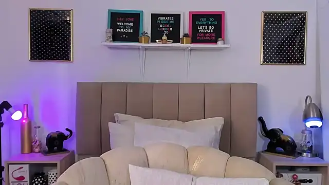 Zoe Gruber online show from 09.23.25