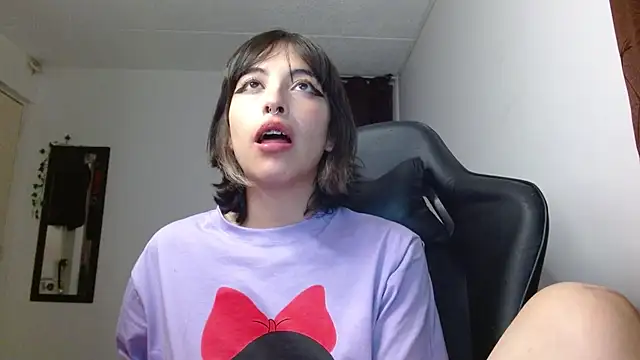 Snapshot of liisaxxx chatting on 12.24.24 liisaxxx online show from 12.24.24