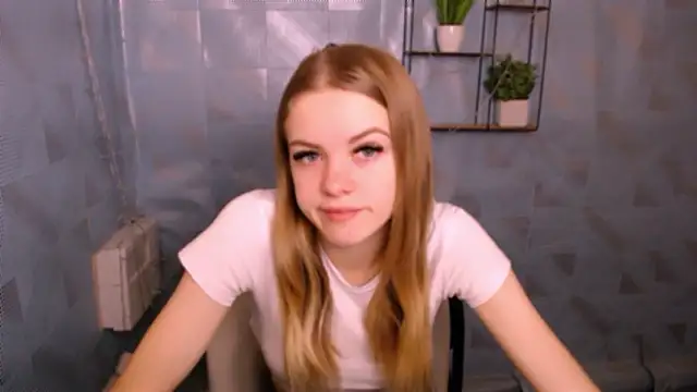 Snapshot of AliceFlirtt_ chatting on 12.03.24 AliceFlirtt online show from 12.03.24