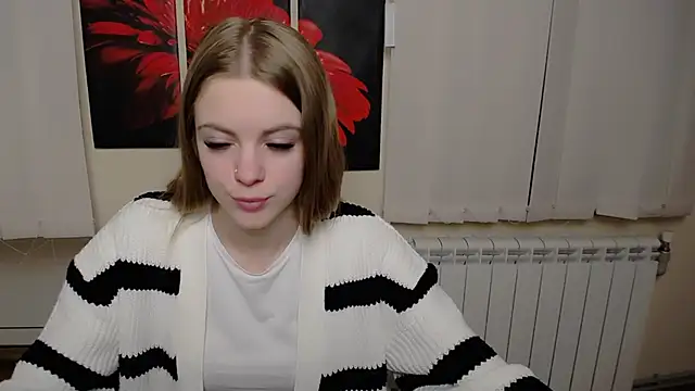 Snapshot of AliceFlirtt_ chatting on 12.07.24 AliceFlirtt online show from 12.07.24