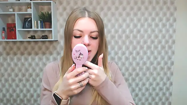 Snapshot of AliceFlirtt_ chatting on 12.11.24 AliceFlirtt online show from 12.11.24