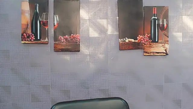 Snapshot of AliceFlirtt_ chatting on 12.17.24 AliceFlirtt online show from 12.17.24