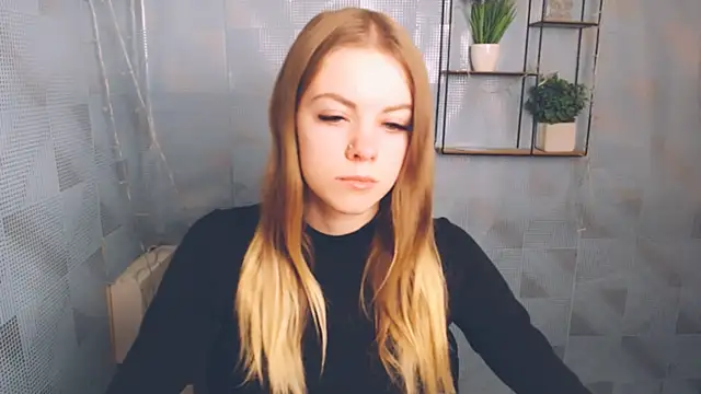 Snapshot of AliceFlirtt_ chatting on 12.18.24 AliceFlirtt online show from 12.18.24