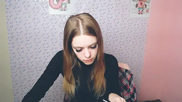 Snapshot of AliceFlirtt_ chatting on 12.18.24 AliceFlirtt online show from 12.18.24