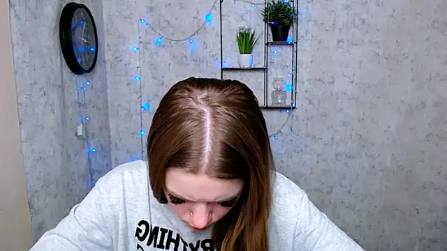 Snapshot of AliceFlirtt_ chatting on 12.19.24 AliceFlirtt online show from 12.19.24