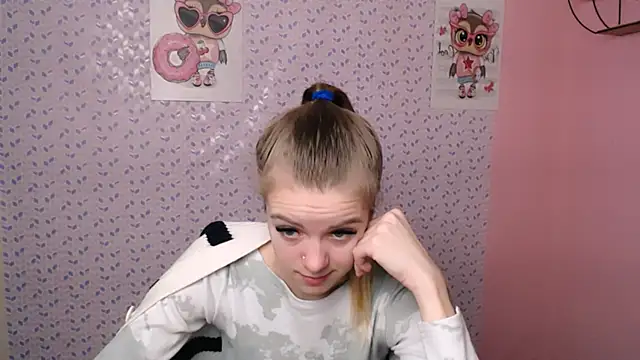 Snapshot of AliceFlirtt_ chatting on 12.20.24 AliceFlirtt online show from 12.20.24