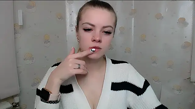 Snapshot of AliceFlirtt_ chatting on 12.23.24 AliceFlirtt online show from 12.23.24