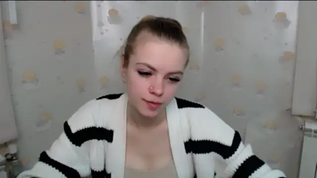 Snapshot of AliceFlirtt_ chatting on 12.23.24 AliceFlirtt online show from 12.23.24